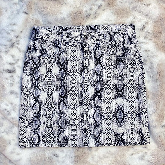 B&W Snakeskin Print 5 Pocket Skirt! - Picture 2 of 5